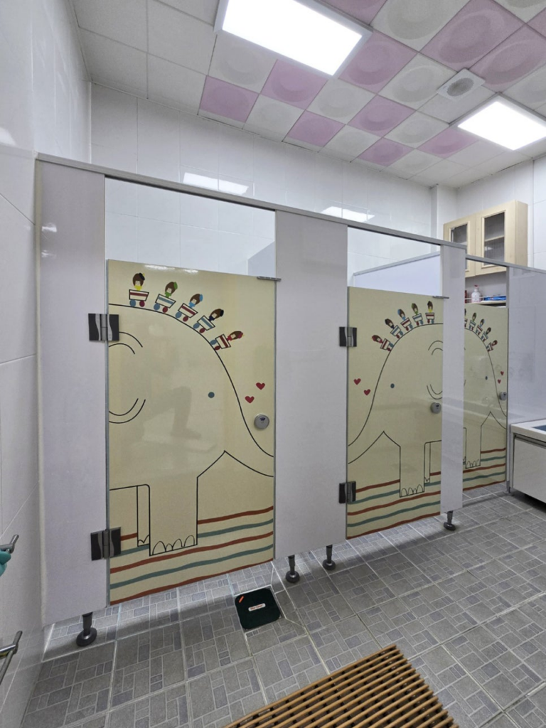 동두천(동두천시) 큐비클 어린이집 화장실 큐비클 칸막이 시공! 귀여운 코끼리 디자인으로 변신 17 image 219