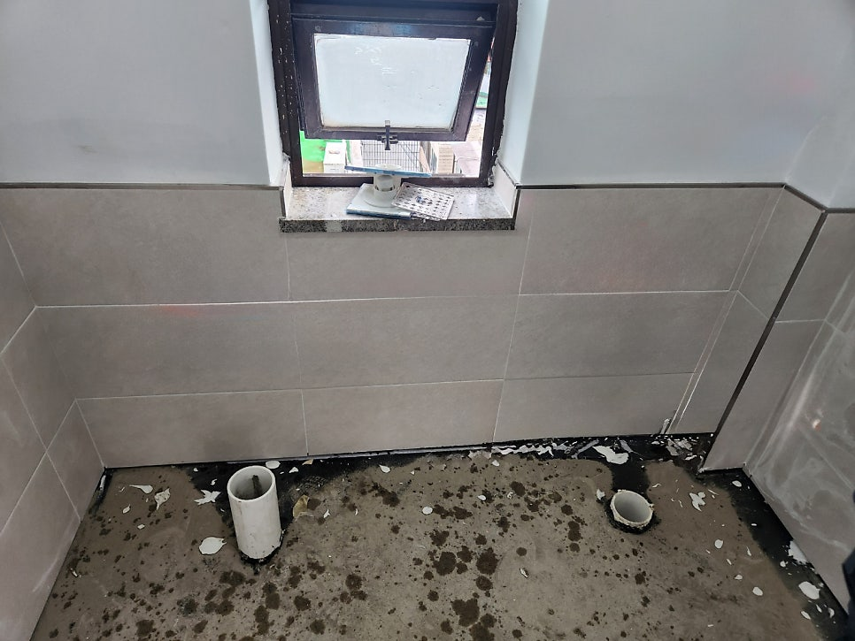 서울 중구 큐비클 필동 화장실 칸막이 시공기 | 좁은 공간, 진회색 무광의 매력과 아쉬움 그 사이 3 image 598