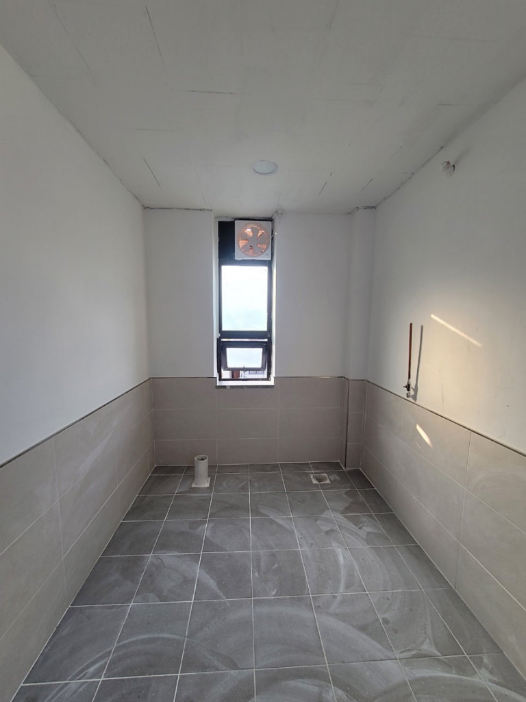 서울 중구 큐비클 필동 화장실 칸막이 시공기 | 좁은 공간, 진회색 무광의 매력과 아쉬움 그 사이 7 image 606