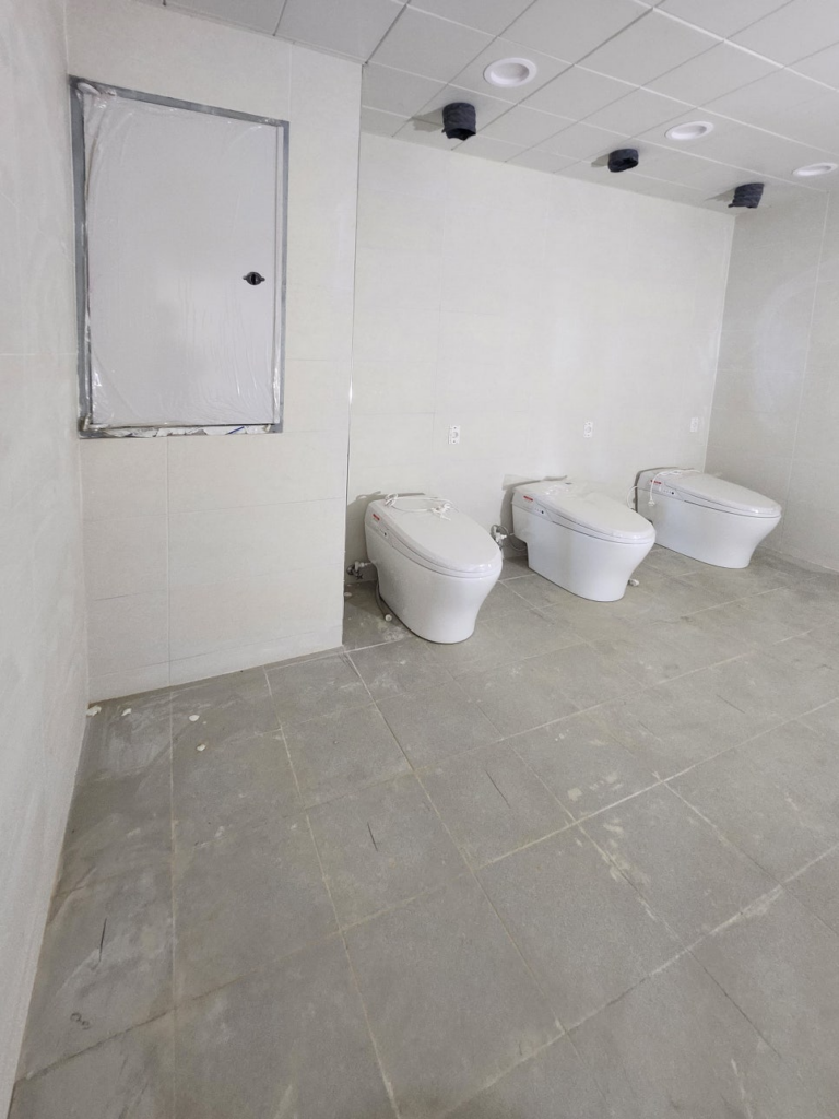 인천(인천시) 큐비클 설치 공사: 아이보리 & 진회색 하이그로시 조합 (550mm 문폭 맞춤 설계) 9 image 624