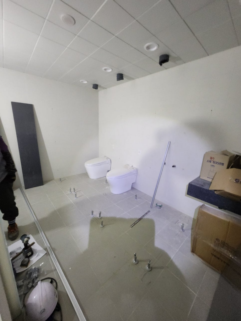 인천(인천시) 큐비클 설치 공사: 아이보리 & 진회색 하이그로시 조합 (550mm 문폭 맞춤 설계) 10 image 626