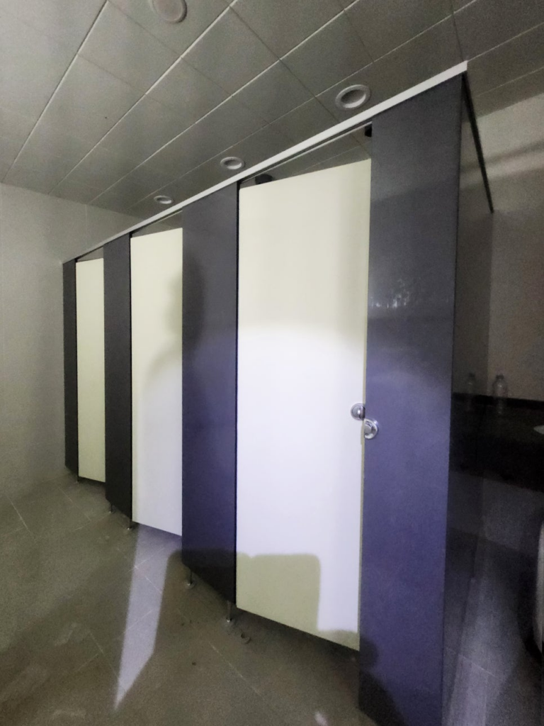 인천(인천시) 큐비클 설치 공사: 아이보리 & 진회색 하이그로시 조합 (550mm 문폭 맞춤 설계) 13 image 632