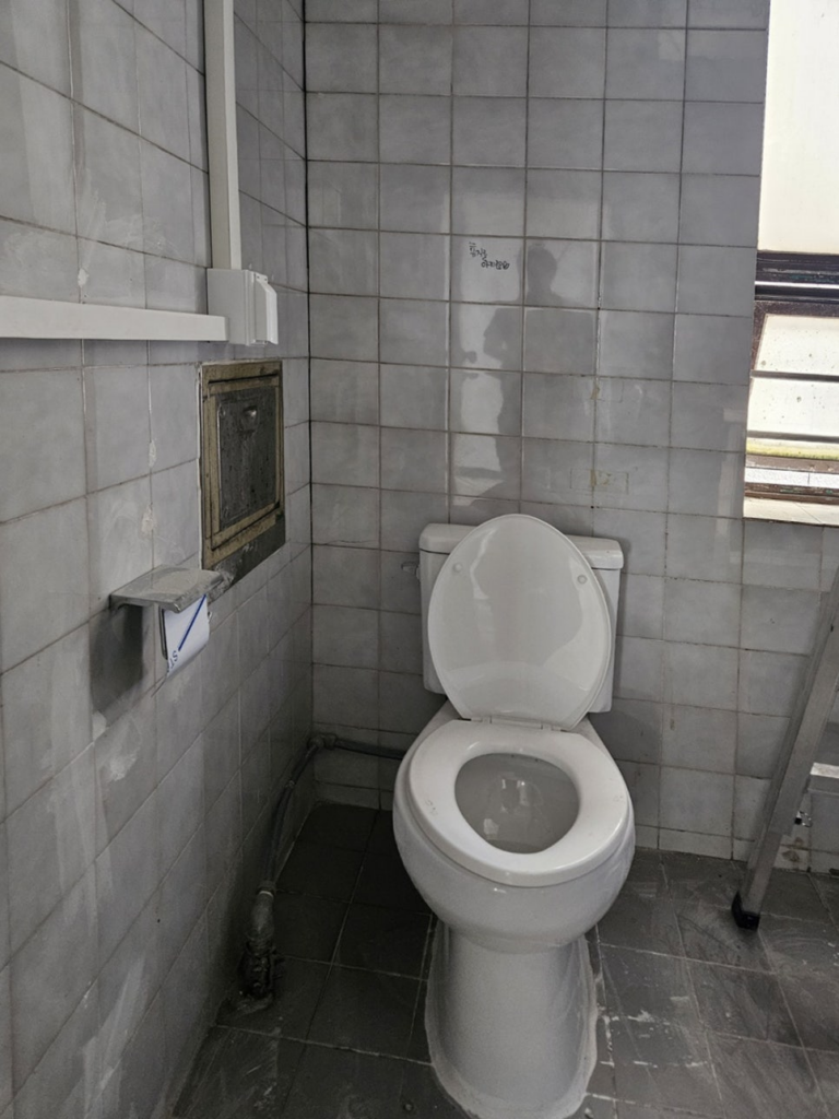 구리시(구리) 큐비클 인창동 화장실 큐비클 설치: 크림색 무광으로 깔끔한 리모델링 완성! 6 image 644