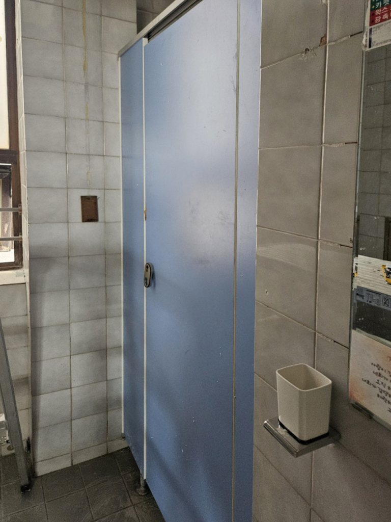 구리시(구리) 큐비클 인창동 화장실 큐비클 설치: 크림색 무광으로 깔끔한 리모델링 완성! 8 image 648