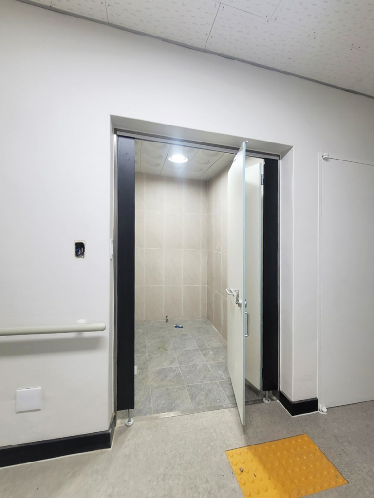 양주(양주시) 큐비클 불곡산 요양원 큐비클 시공 후기: 크림 & 블랙 오크 무광 조합 및 장애인 접이식 문 설치 14 image 718