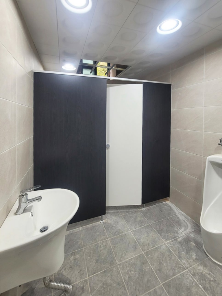 양주(양주시) 큐비클 불곡산 요양원 큐비클 시공 후기: 크림 & 블랙 오크 무광 조합 및 장애인 접이식 문 설치 16 image 722