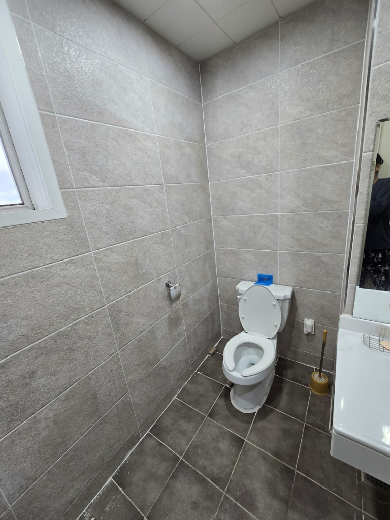 충북 음성(음성군) 큐비클 화장실 칸막이 설치 후기: 노후 건물 리모델링과 진회색 무광의 선택 8 image 133