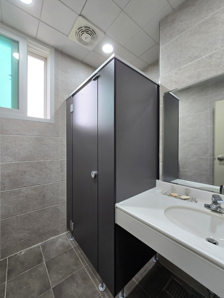 충북 음성(음성군) 큐비클 화장실 칸막이 설치 후기: 노후 건물 리모델링과 진회색 무광의 선택 10 image 137