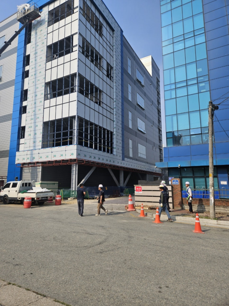 오산(오산시) 큐비클 화장실 칸막이 시공: 헤어라인 메탈의 고급스러움과 장애인 접이식 큐비클의 정석 2 image 226