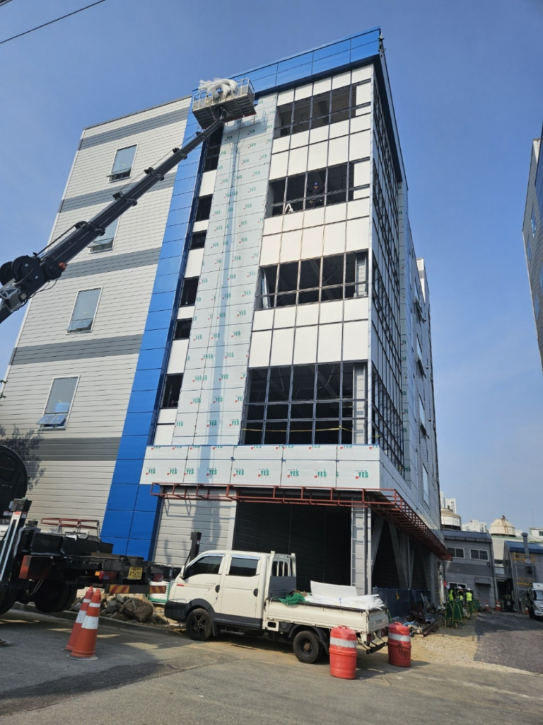 오산(오산시) 큐비클 화장실 칸막이 시공: 헤어라인 메탈의 고급스러움과 장애인 접이식 큐비클의 정석 3 image 228