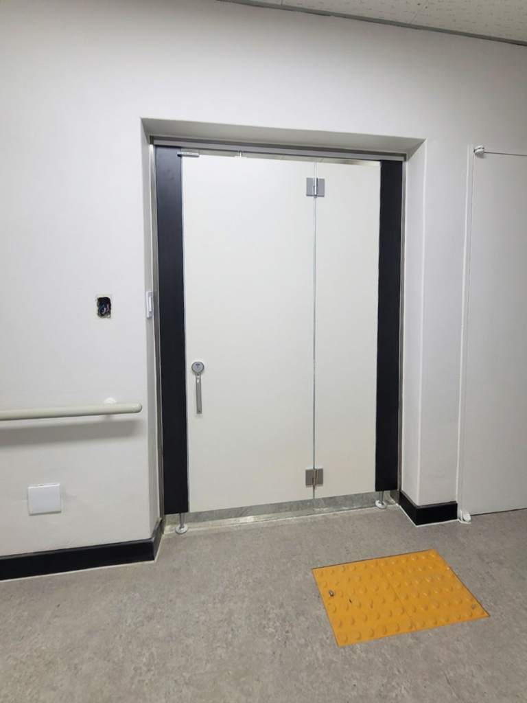 양주(양주시) 큐비클 불곡산 요양원 큐비클 시공 후기: 크림 & 블랙 오크 무광 조합 및 장애인 접이식 문 설치 15 image 23