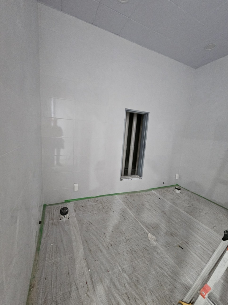 오산(오산시) 큐비클 화장실 칸막이 시공: 헤어라인 메탈의 고급스러움과 장애인 접이식 큐비클의 정석 9 image 240