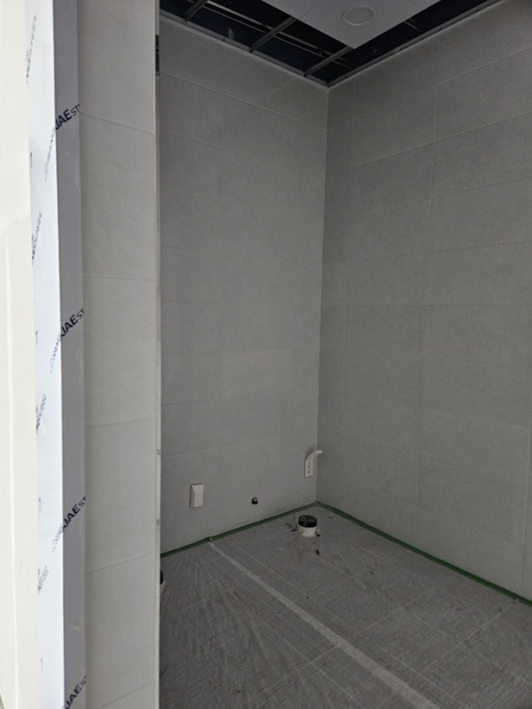 오산(오산시) 큐비클 화장실 칸막이 시공: 헤어라인 메탈의 고급스러움과 장애인 접이식 큐비클의 정석 10 image 242