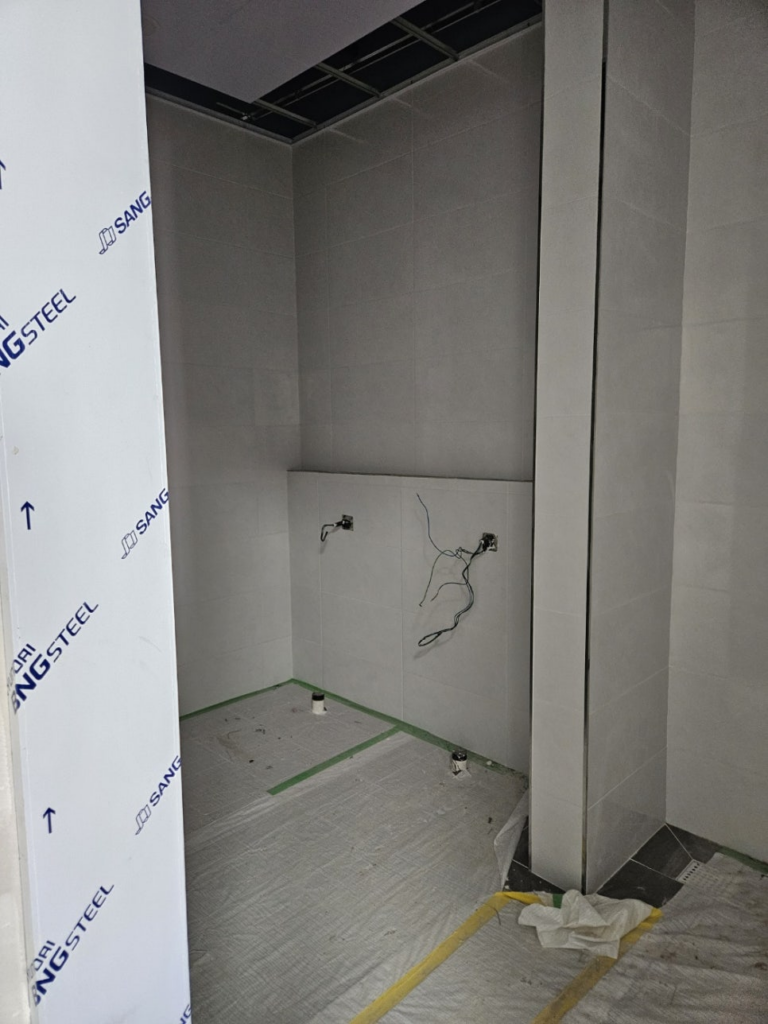 오산(오산시) 큐비클 화장실 칸막이 시공: 헤어라인 메탈의 고급스러움과 장애인 접이식 큐비클의 정석 11 image 244