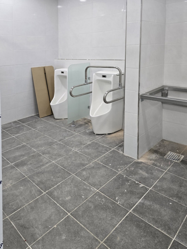 오산(오산시) 큐비클 화장실 칸막이 시공: 헤어라인 메탈의 고급스러움과 장애인 접이식 큐비클의 정석 15 image 252