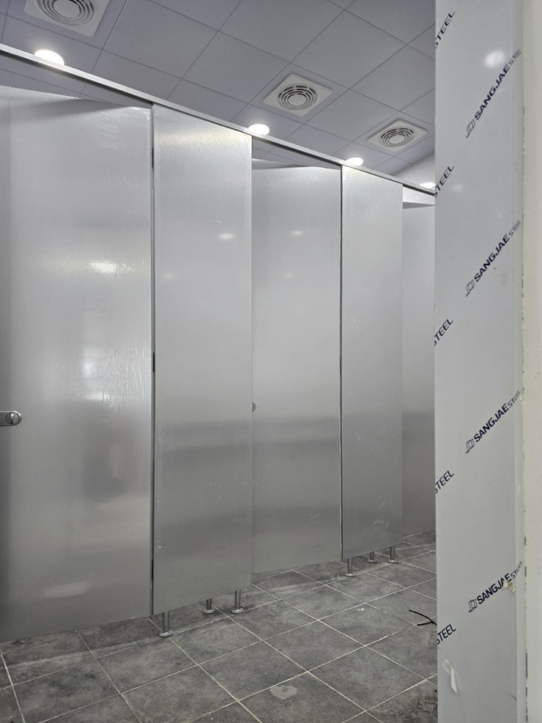 오산(오산시) 큐비클 화장실 칸막이 시공: 헤어라인 메탈의 고급스러움과 장애인 접이식 큐비클의 정석 16 image 254