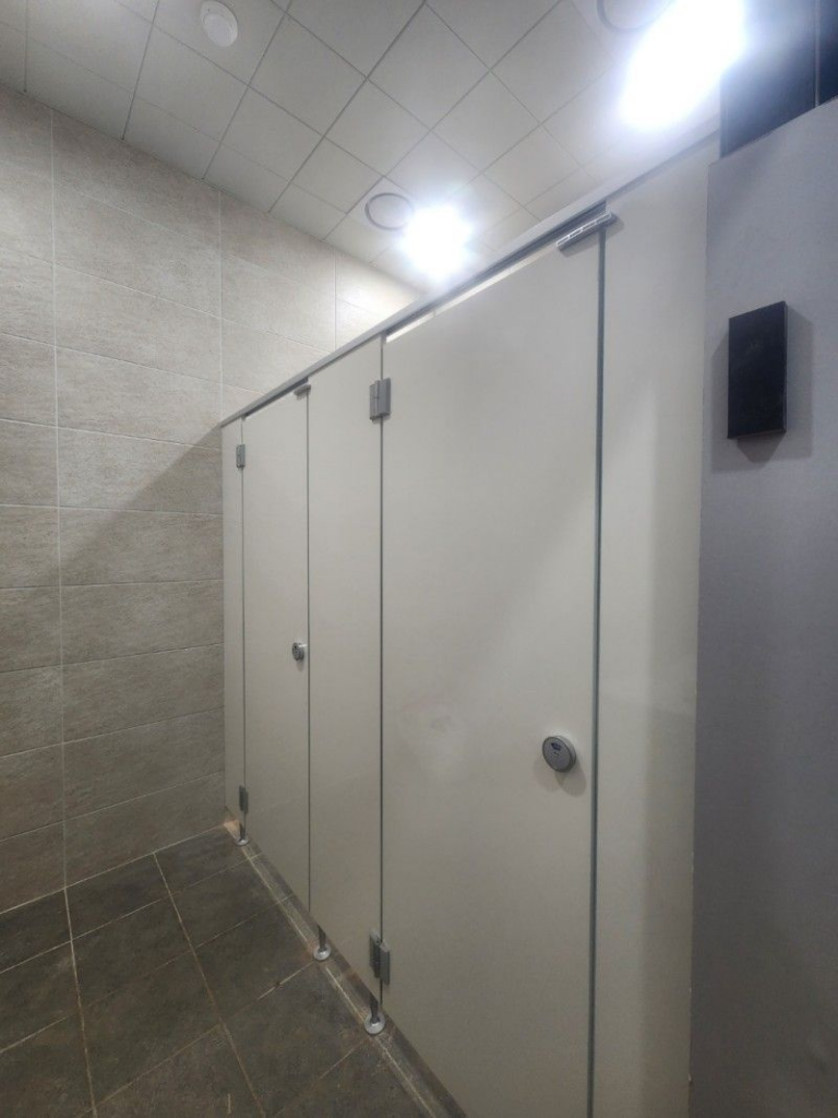 평택(평택시) 큐비클 화장실 칸막이 시공: 진회색 무광의 모던한 변신 6 image 270