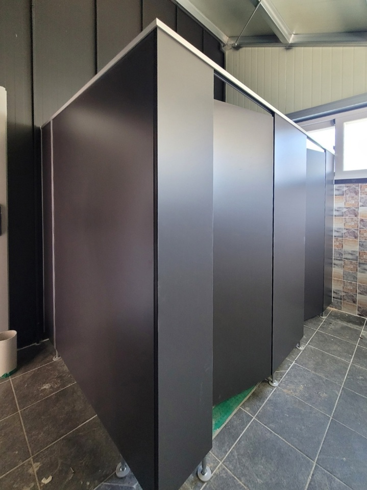 평택(평택시) 큐비클 화장실 칸막이 시공: 진회색 무광의 모던한 변신 14 image 285