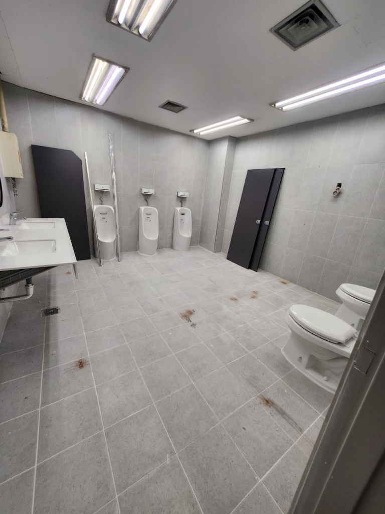 화성(화성시) 큐비클 화장실 칸막이 시공: 진회색의 모던함과 오랜 인연이 만든 완벽한 공간 6 image 303