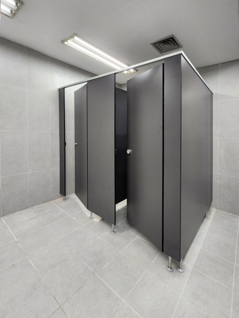 화성(화성시) 큐비클 화장실 칸막이 시공: 진회색의 모던함과 오랜 인연이 만든 완벽한 공간 8 image 307
