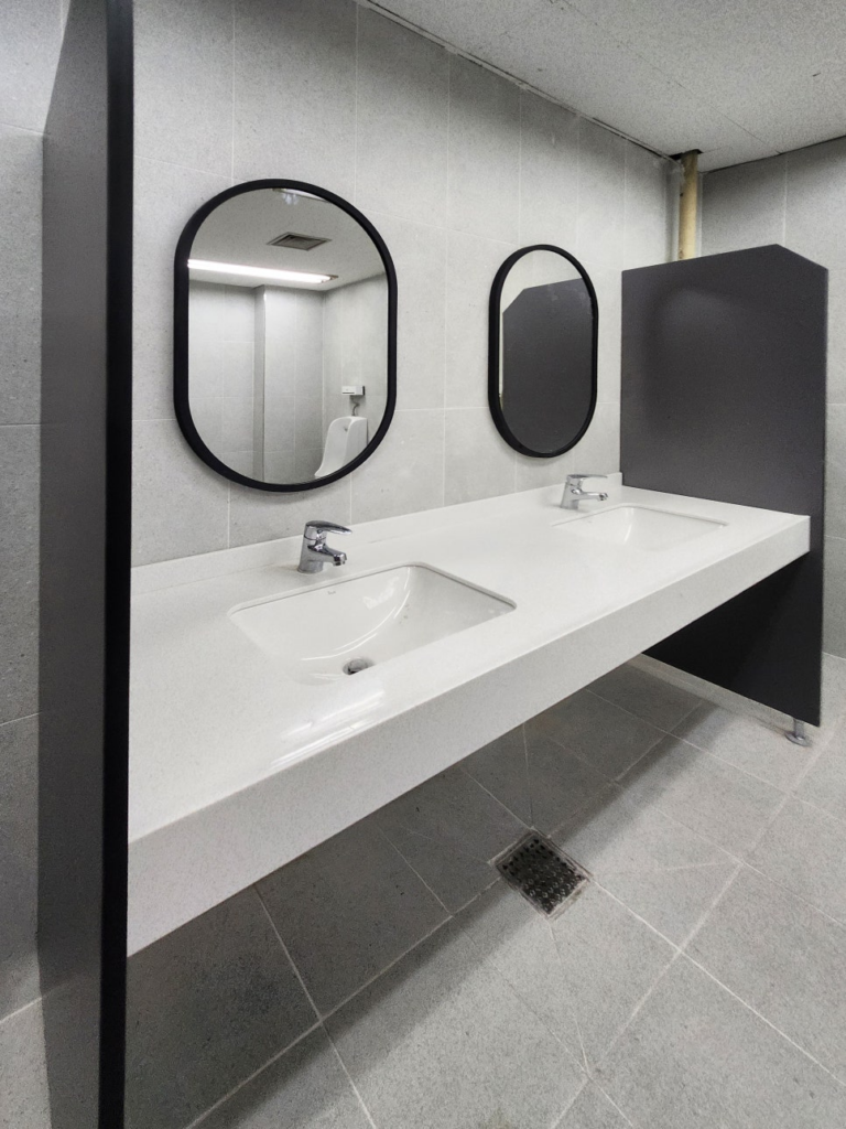 화성(화성시) 큐비클 화장실 칸막이 시공: 진회색의 모던함과 오랜 인연이 만든 완벽한 공간 9 image 308