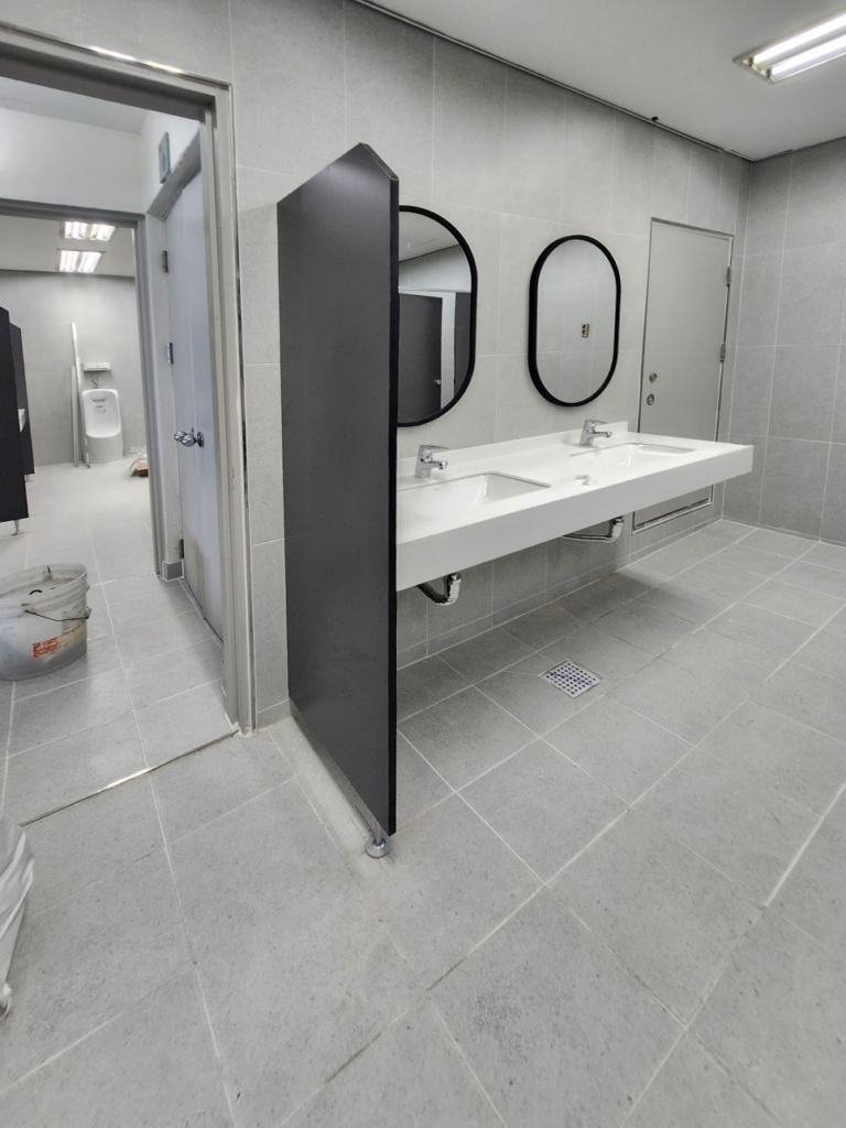 화성(화성시) 큐비클 화장실 칸막이 시공: 진회색의 모던함과 오랜 인연이 만든 완벽한 공간 11 image 313