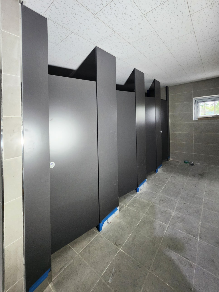 서울 성동구(성동) 큐비클 천장형 화장실 칸막이 2차 시공: 웅장함을 더한 진회색 (SUS 하부 마감) 5 image 37