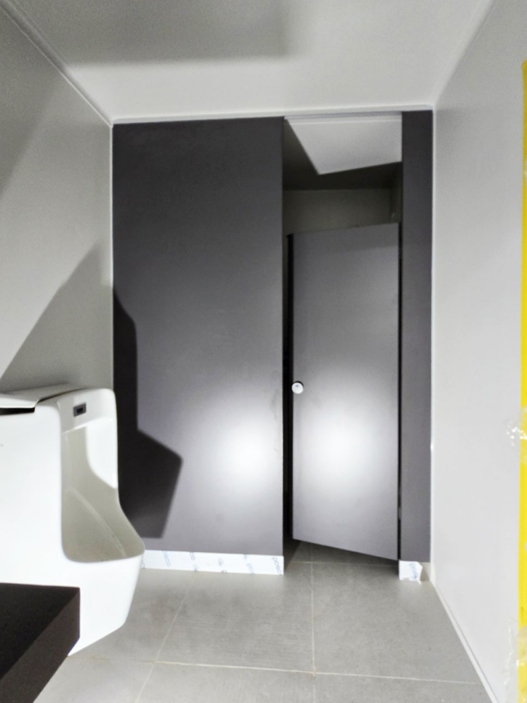 서울 성동구(성동) 큐비클 천장형 화장실 칸막이 2차 시공: 웅장함을 더한 진회색 (SUS 하부 마감) 7 image 41