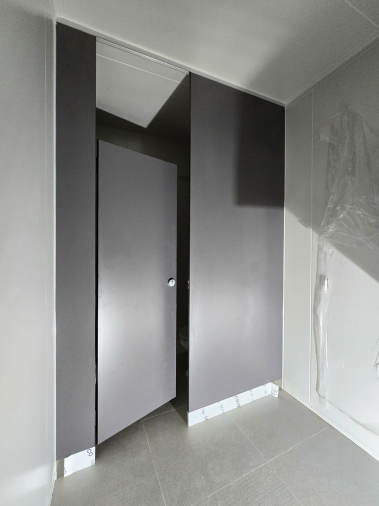 서울 성동구(성동) 큐비클 천장형 화장실 칸막이 2차 시공: 웅장함을 더한 진회색 (SUS 하부 마감) 8 image 43