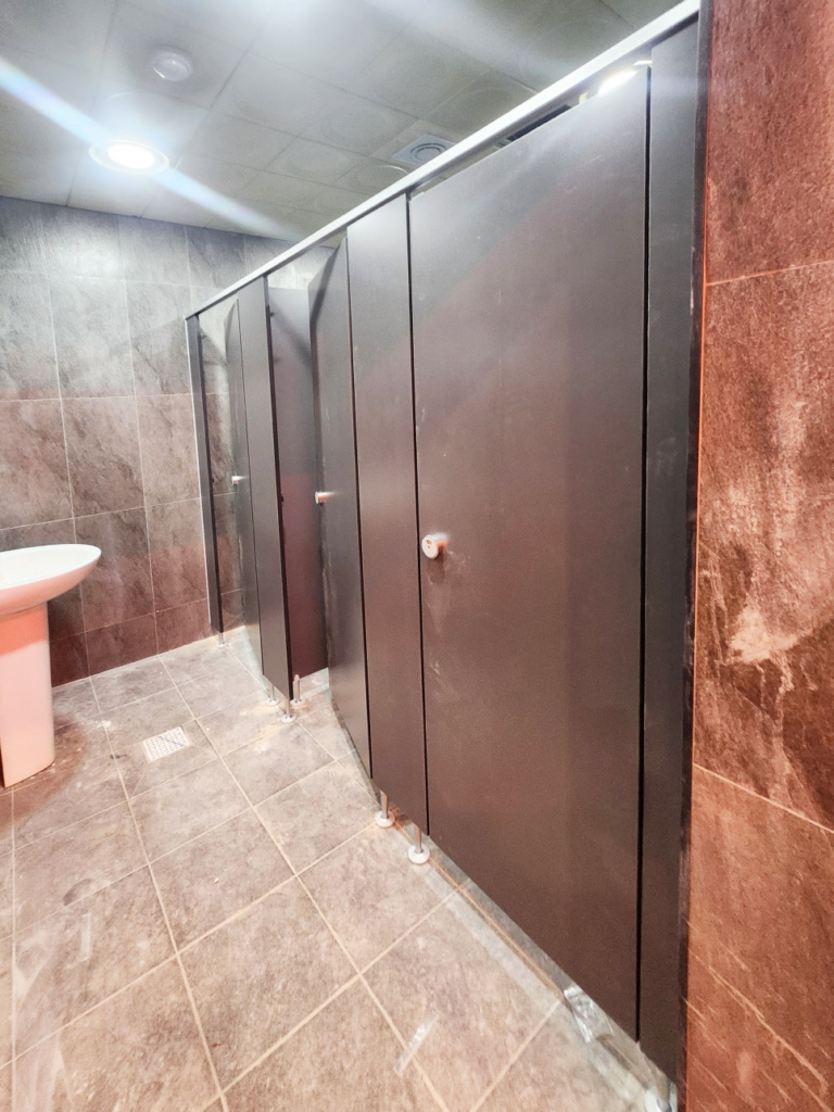 인천(인천시) 큐비클 설치: 서구 헬스장 화장실 칸막이 시공, 3D 도면부터 베테랑 시공까지 14 image 3