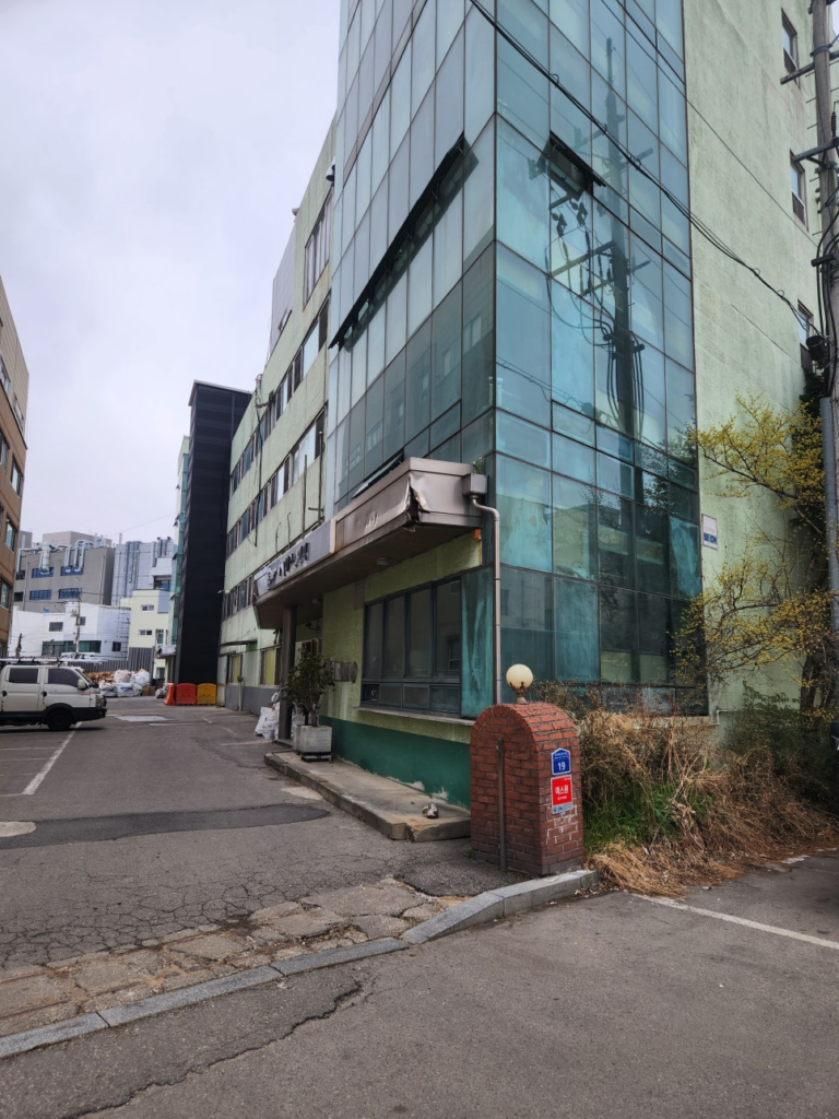 의왕시(의왕) 큐비클, 사선 벽면도 완벽하게! 공장 화장실 칸막이 리뉴얼 맞춤 설계 시공 후기 2 image 2